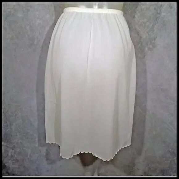 Vintage Half Slip Is Nylon Crepe with Pink Applique, Unused, NWOT Bali - Picture 7 of 12